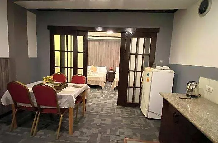 Amax Makati Ii 2*